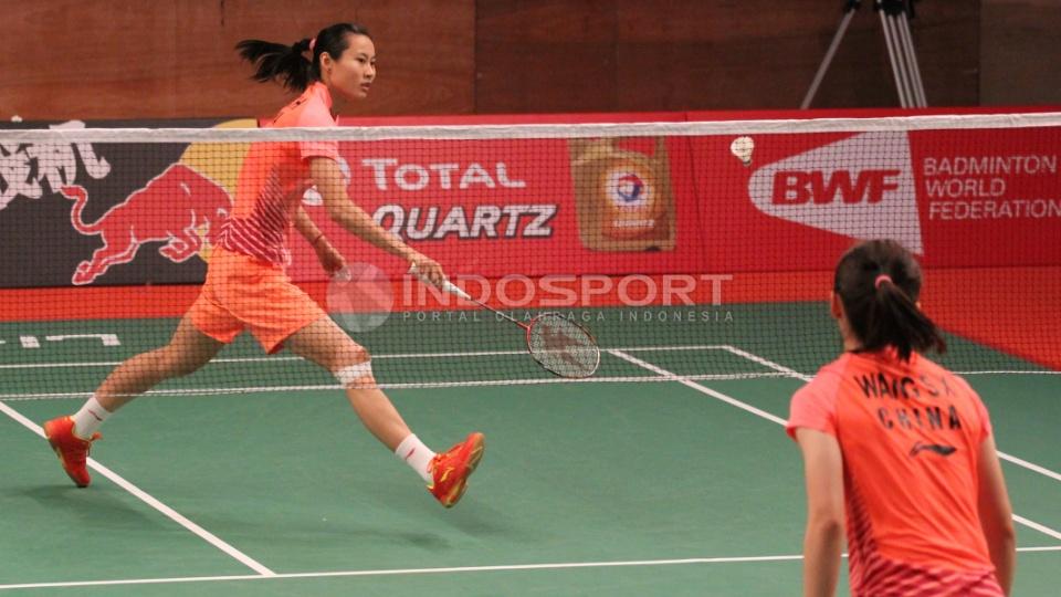 Tunggal putri Tiongkok Wang Yihan saat berlatih bersama rekannya Wang Shixian.